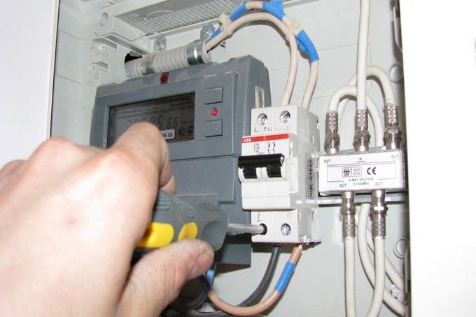 Значително по ниски фактури за ток през февруари ще получат небитовите